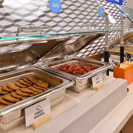 Holiday Inn Express & Suites - Dallas Market Center By Ihg Ngoại thất bức ảnh