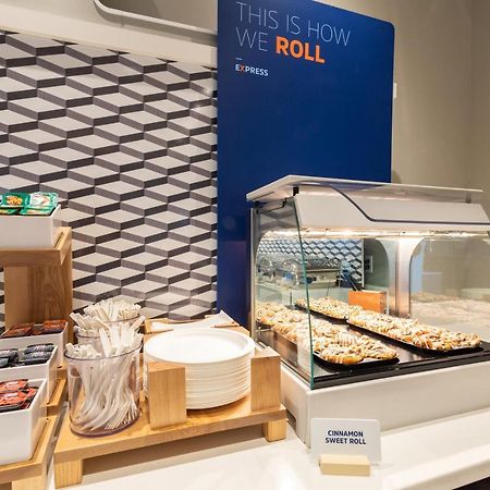 Holiday Inn Express & Suites - Dallas Market Center By Ihg Ngoại thất bức ảnh