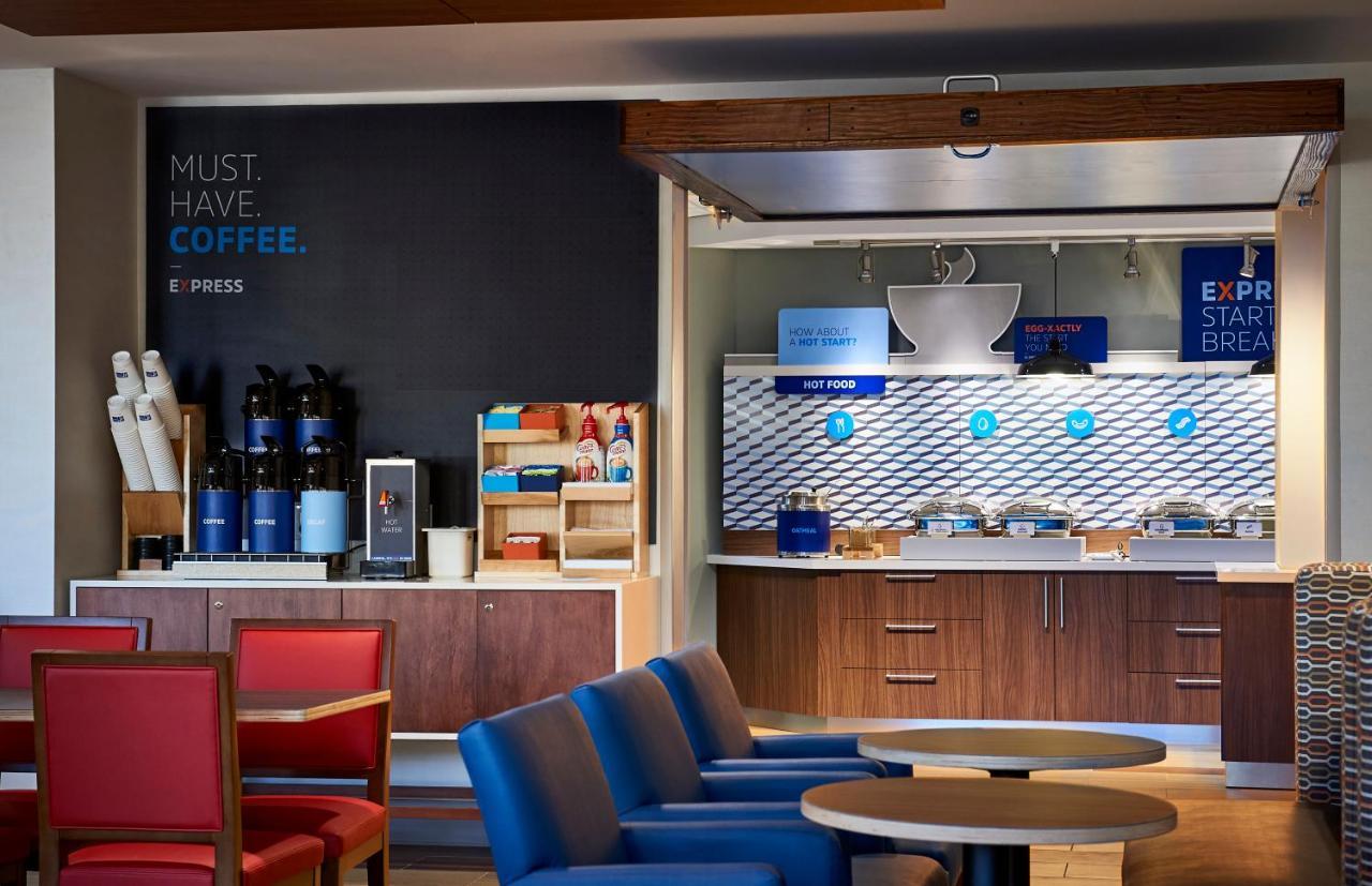 Holiday Inn Express & Suites - Dallas Market Center By Ihg Ngoại thất bức ảnh
