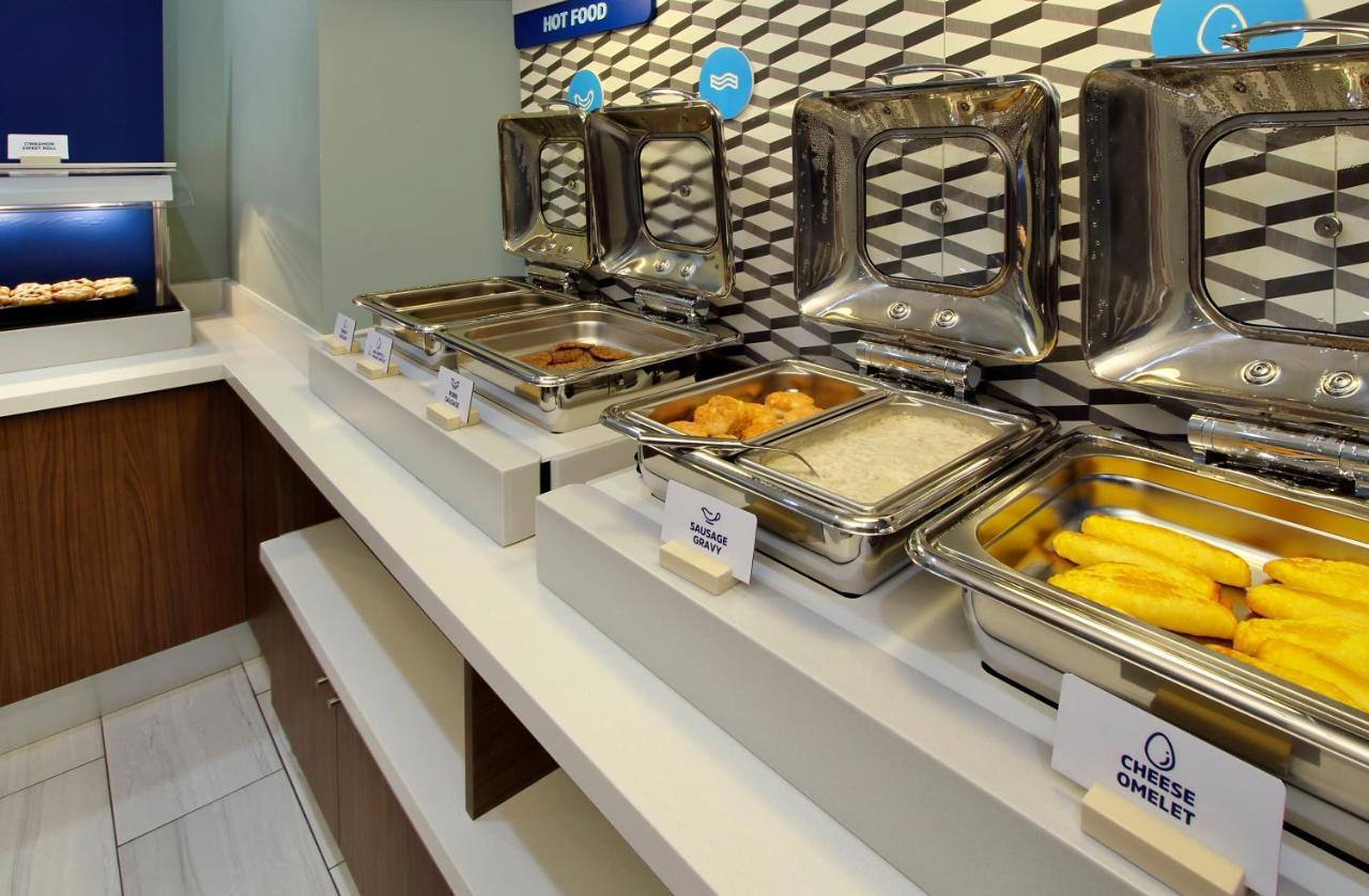 Holiday Inn Express & Suites - Dallas Market Center By Ihg Ngoại thất bức ảnh