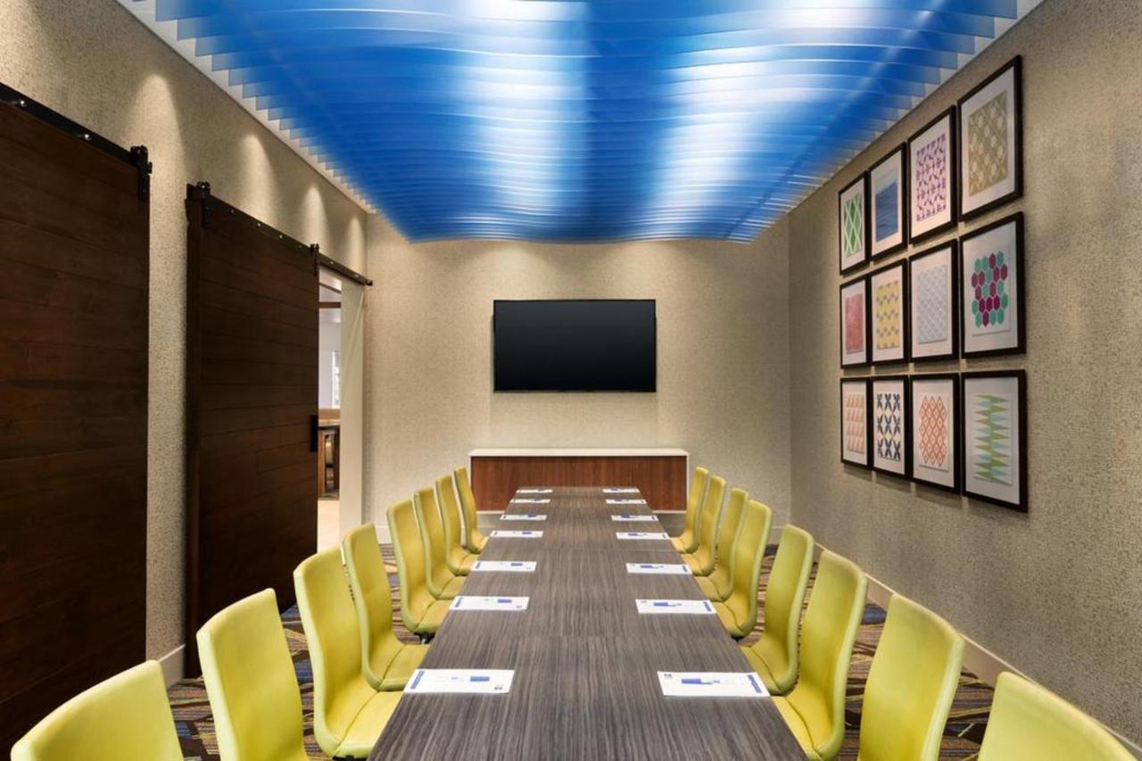 Holiday Inn Express & Suites - Dallas Market Center By Ihg Ngoại thất bức ảnh