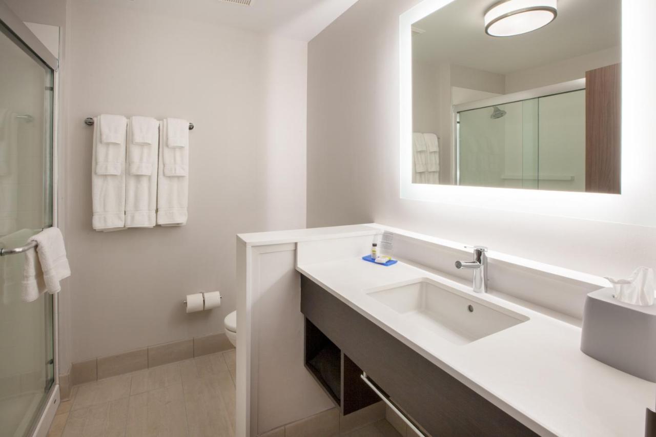 Holiday Inn Express & Suites - Dallas Market Center By Ihg Ngoại thất bức ảnh