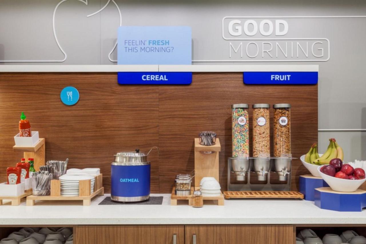 Holiday Inn Express & Suites - Dallas Market Center By Ihg Ngoại thất bức ảnh