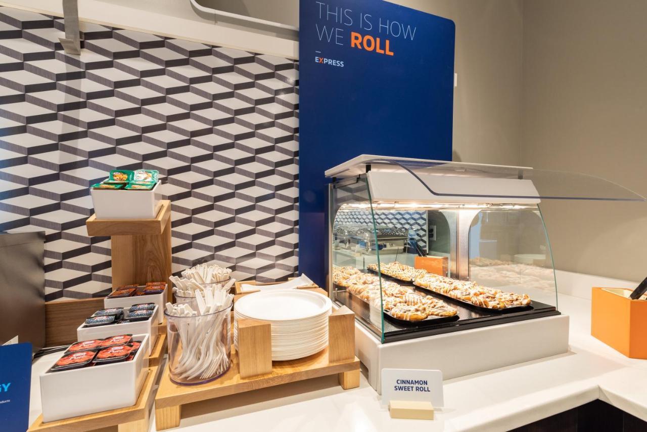 Holiday Inn Express & Suites - Dallas Market Center By Ihg Ngoại thất bức ảnh