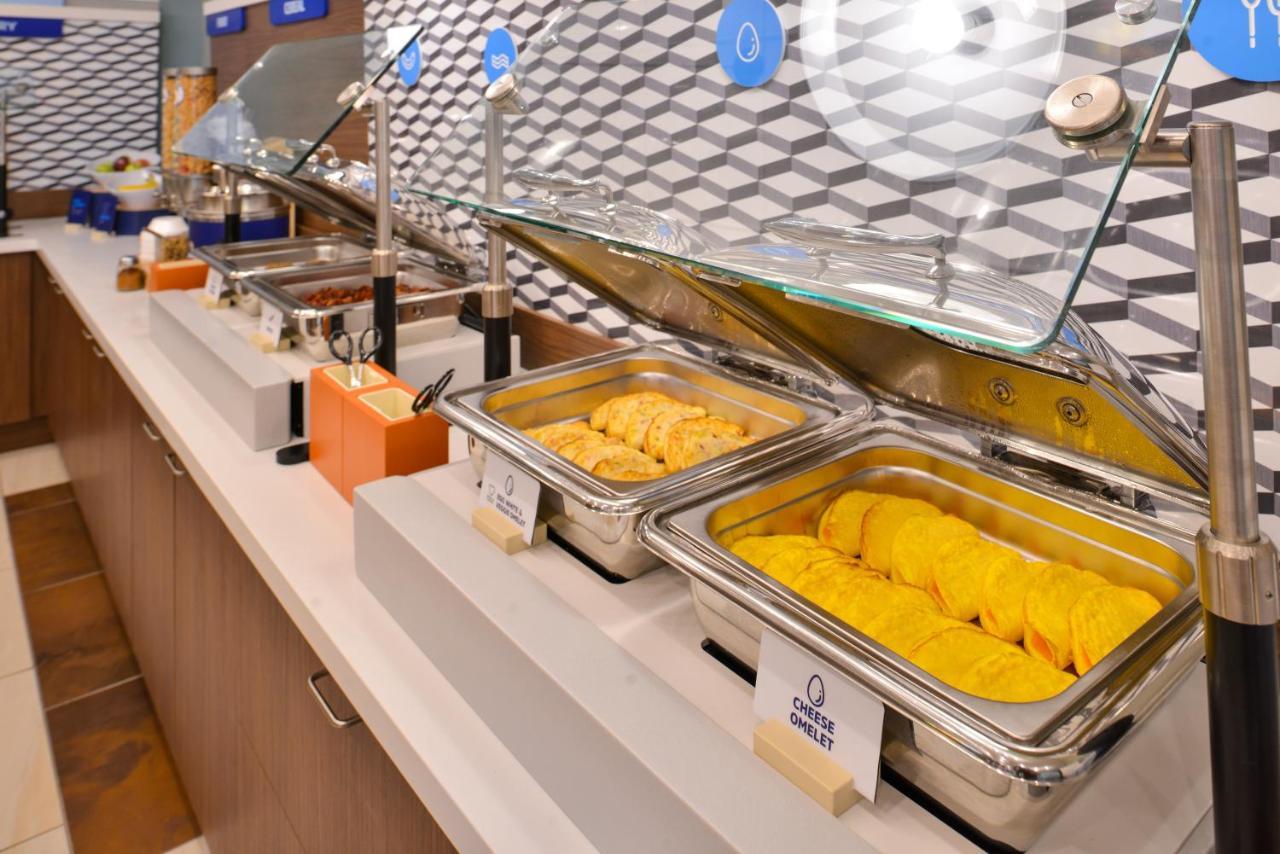 Holiday Inn Express & Suites - Dallas Market Center By Ihg Ngoại thất bức ảnh