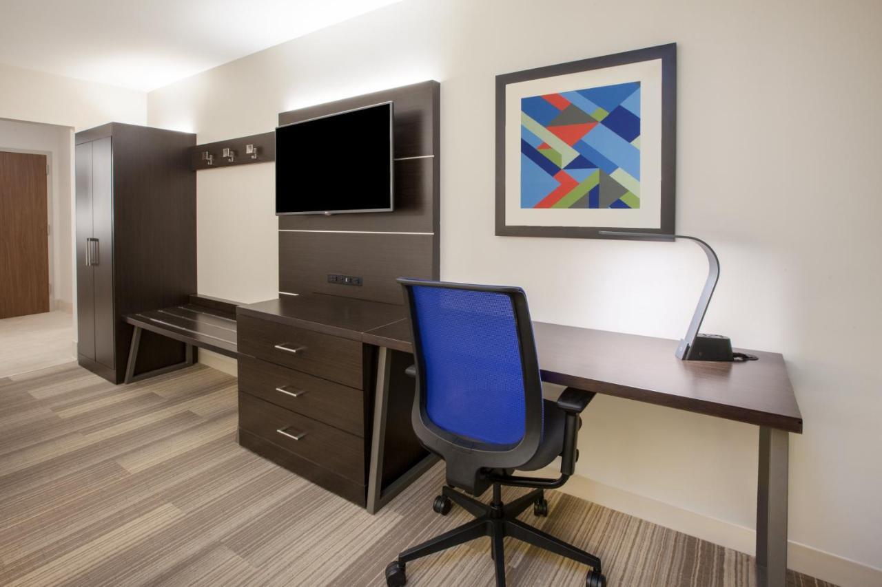 Holiday Inn Express & Suites - Dallas Market Center By Ihg Ngoại thất bức ảnh