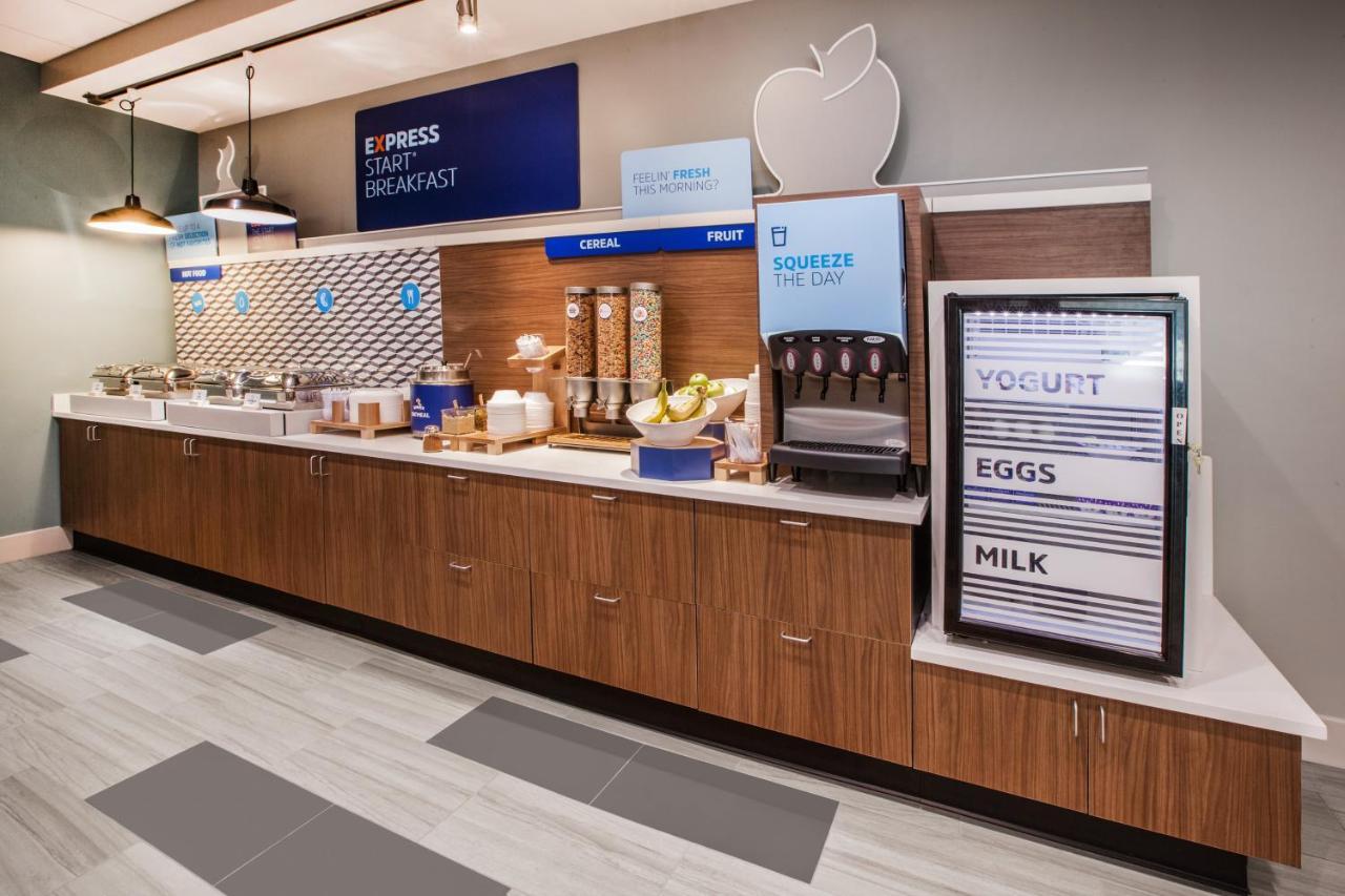 Holiday Inn Express & Suites - Dallas Market Center By Ihg Ngoại thất bức ảnh