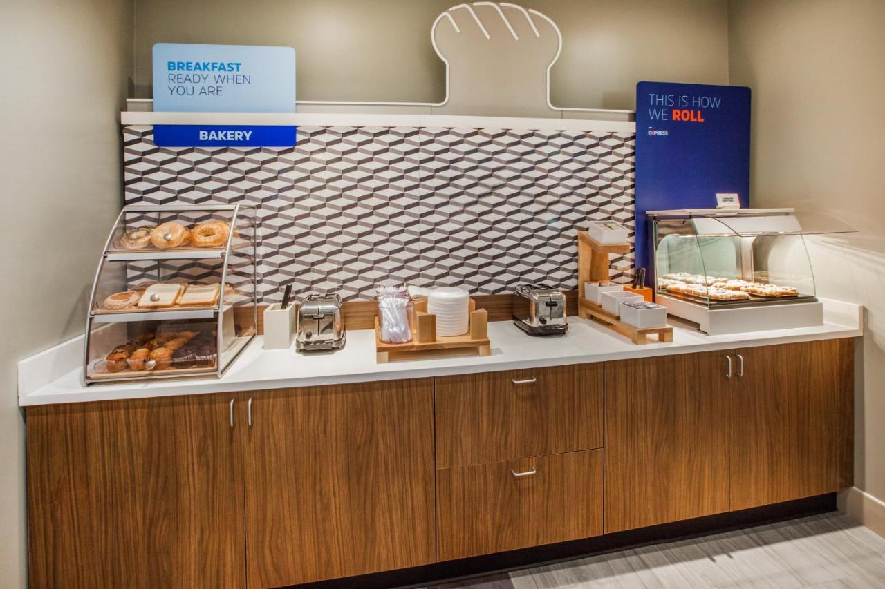 Holiday Inn Express & Suites - Dallas Market Center By Ihg Ngoại thất bức ảnh